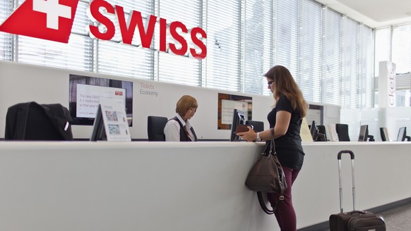 ARCHIVBILD ZU DEN AKTUELLEN VERKEHRSZAHLEN DER SWISS INTERNATIONAL AIRLINES, AM MONTAG, 12. JUNI 2017 - Eine Kundin kauft bei der Fluggesellschaft swiss am Flughafen in Zuerich ein Flugticket, aufgeno ...