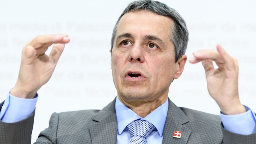 Bundesrat Ignazio Cassis spricht an einer Medienkonferenz ueber die Beziehungen Schweiz - EU, am Mittwoch, 4. Juli 2018, im Medienzentrum Bundeshaus in Bern. (KEYSTONE/Anthony Anex)