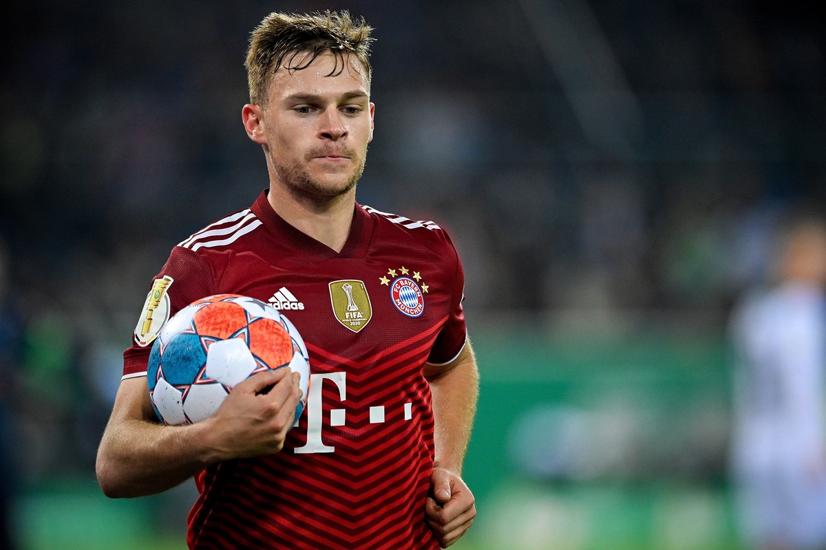 epa09549816 Bayern's Joshua Kimmich reacts during the German DFB Cup second round soccer match between Borussia Moenchengladbach and FC Bayern Muenchen at Borussia-Park in Moenchengladbach, Germa ...