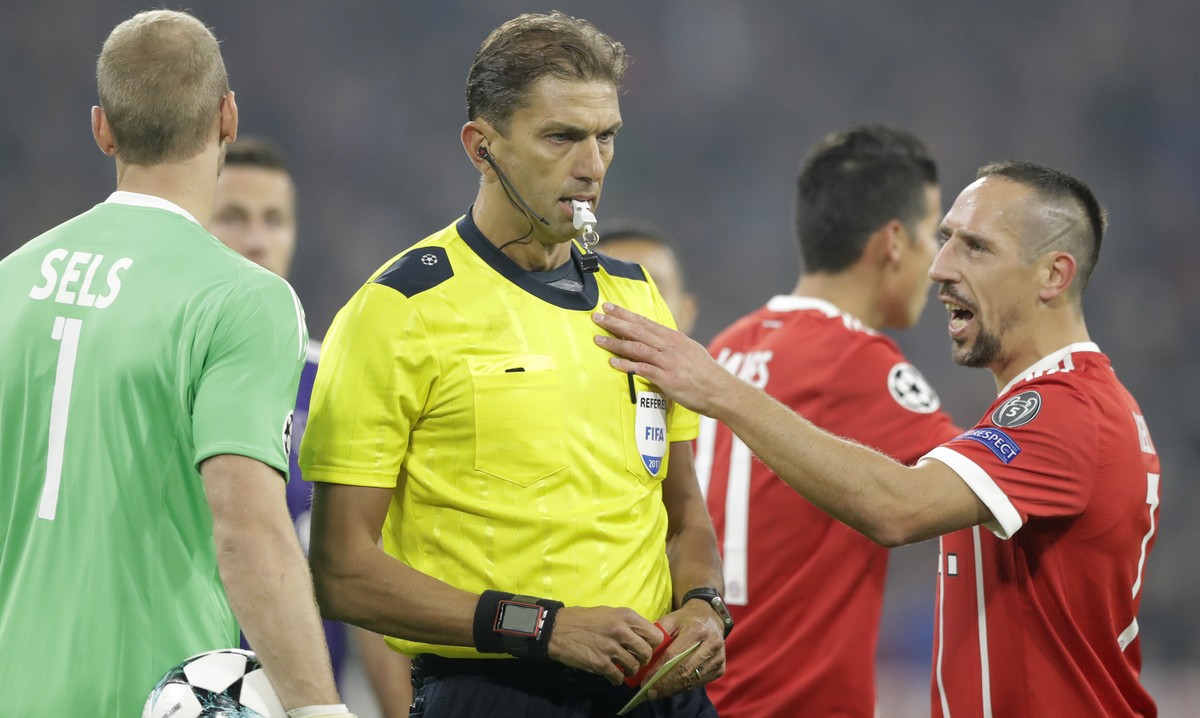 Bayern's Franck Ribery, right, speaks with the referee during a Champions League Group B soccer match between FC Bayern Munich and RSC Anderlecht in Munich, Germany, Tuesday, Sept. 12, 2017. (AP  ...