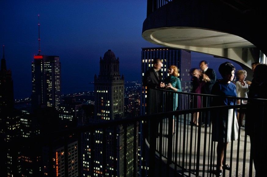Balkonparty in Chicago, 1967. 

https://www.reddit.com/r/OldSchoolCool/comments/2fh2lz/high_rise_balcony_party_in_chicago_in_1967_theres/#lightbox