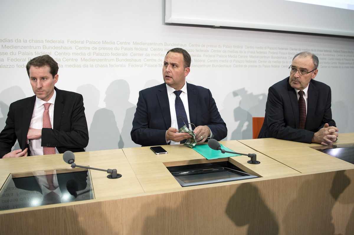 Thema Nummer Eins in der Sonntagspresse: Die SVP-Bundesratskandidaten Thomas Aeschi, Norman Gobbi und Guy Parmelin (v.l.).