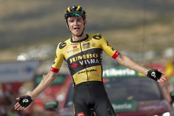epa10831369 US rider Sepp Kuss of Jumbo-Visma team wins the sixth stage of the Vuelta a Espana, a 181.3km cycling race from La Vall d&#039;Uixo to Observatorio Astrofisico de Javalambre, Spain, 31 Aug ...