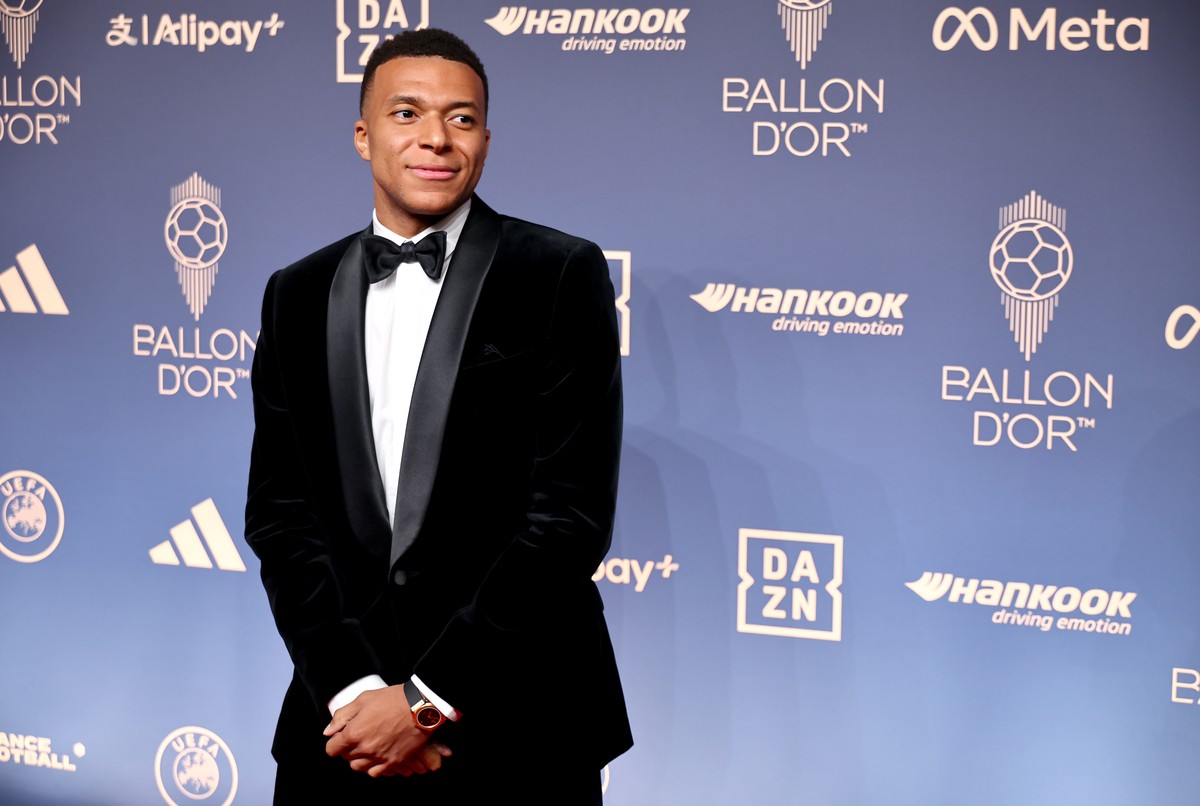 epa13333132 French player Kylian Mbappe arrives for the 2026 Ballon d'Or awards ceremony at the London Palladium Theatre, London, Great Britain, 26 October 2026. It is the 70th edition of the ann ...