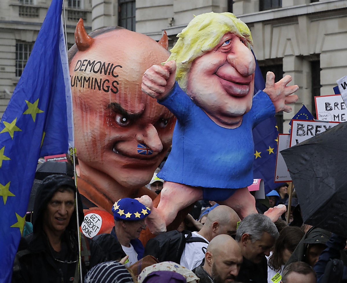 Während im Parlament die Debatte tobte, demonstrierten in der Nähe Hunderttausende Brexit-Gegner. Sie hatten zwei grössere Figuren dabei: Sie zeigten den umstrittenen Chefberater von Premierminister B ...