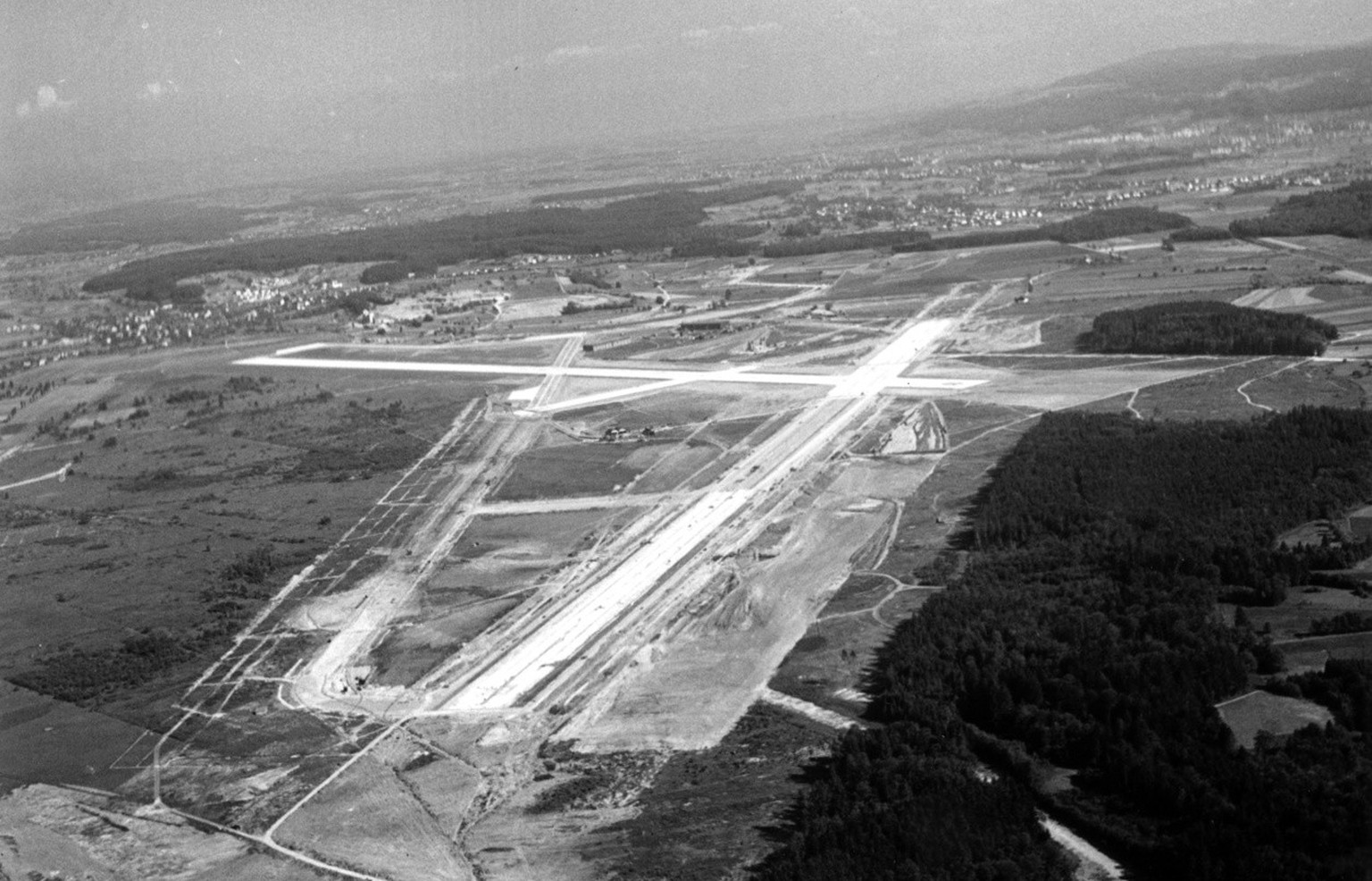 Beim Bau des Flughafens in Kloten wird momentan die Blindlandepiste betoniert, aufgenommen am 27. Mai 1948. Mitte Juni wird der Flugbetrieb auf dem neuen Flughafen aufgenommen, obschon noch nicht alle ...
