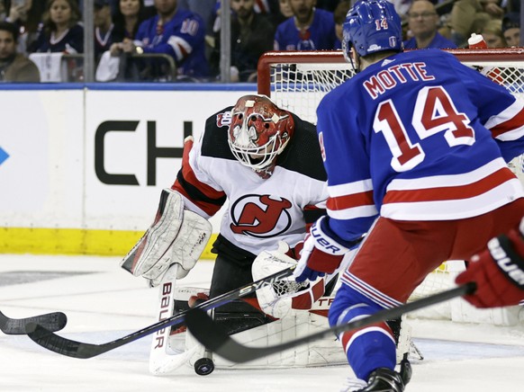 Akira Schmid s&#039;interpose devant Tyler Motte (14).