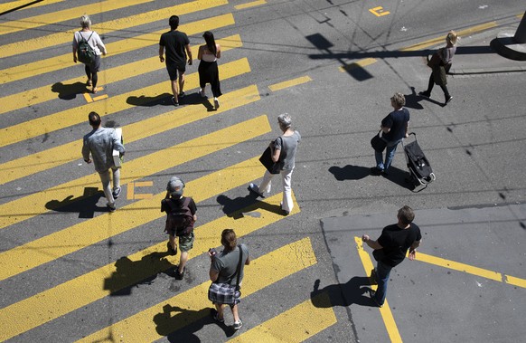 ARCHIVBILD---ZUM KEYSTONE-SDA HINTERGRUNDARTIKEL LANGSAM-VERKEHR BEANSPRUCHT MEHR PLATZ- Fussgaenger ueberqueren einen Zebrastreifen, am Dienstag, 19. Mai 2020 in Bern. Die Stadt Bern will die Fussgae ...