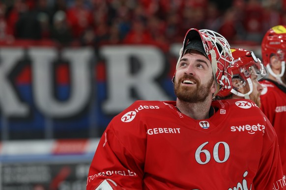 Melvin Nyffeler (SCRJ) und Fans jubeln nach dem Einzug in die Play-In nach dem Spiel der National League zwischen den SC Rapperswil-Jona Lakers und dem HC Davos, am Samstag, 01. Maerz 2025, in der St. ...