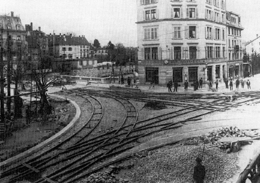 Die Sihlbrücke beim Stauffacher wird 1903 für den Trambetrieb umgebaut.