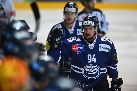 Ambris Peter Guggisberg feiert das 1-0 Goal im Eishockey Meisterschaftsspiel der National League A zwischen dem HC Ambri-Piotta und dem EV Zug, am Samstag, 7. Januar 2017, in der Valascia Eishalle in  ...