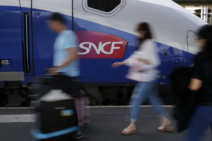 epa04249253 Railways passengers walk along the platform during an SNCF French national railways strike at Gare de Lyon train station in Paris, France, 11 June 2014. French labor unions called for a na ...