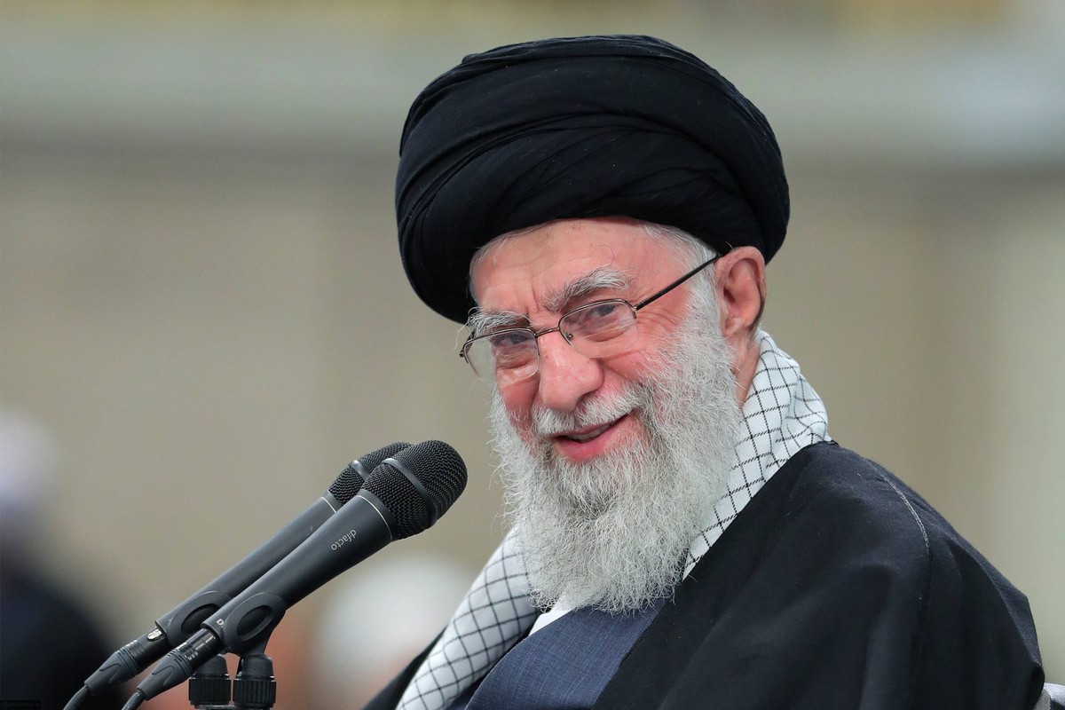 April 7, 2024, Tehran, Iran: Iranian Supreme Leader Ayatollah ALI KHAMENEI laughing during a meeting with university students and representatives from student associations in Tehran. Tehran Iran - ZUM ...