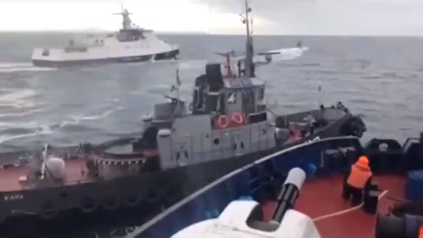 Hier stellt sich ein russisches Schiff einem ukrainischen&nbsp;Marineschlepper in den Weg.