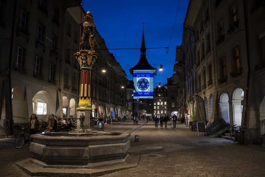 Die Israelische Flagge wird am Zytglogge projiziert, am Donnerstag, 12. Oktober 2023, in Bern. Hunderte von Israelis und Palaestinensern sind ums Leben gekommen, seit die militante Gruppe Hamas am 07. ...