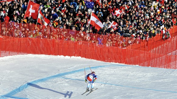 epa02543343 Switzerland&#039;s Didier Cuche in action during his run during the men&#039;s downhill race of the Alpine Skiing World Cup in Kitzbuehel, Austria, 22 January 2011. Cuche won the competiti ...