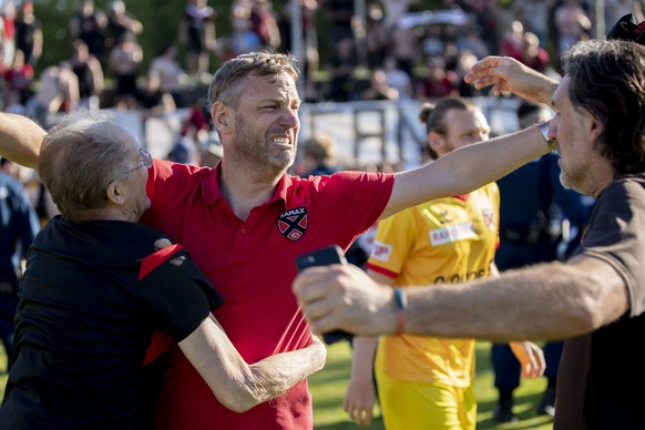 Neuenburgs Trainer Stephane Henchoz, Mitte, jubelt nach dem Barrage Rueckspiel zwischen dem FC Aarau und Neuchatel Xamax FCS, am Sonntag, 2. Juni 2019, im Stadion Bruegglifeld in Aarau. (KEYSTONE/Chri ...