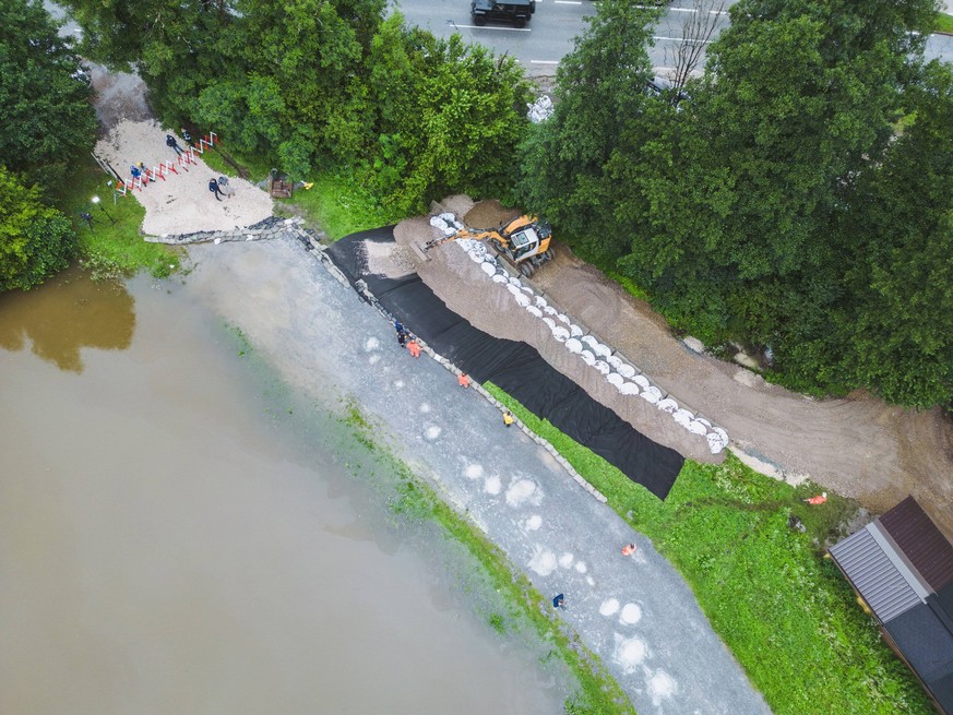 Viktring 05.08.2023, Viktring, AUT, Hochwasser im S�den �sterreichs, im Bild Feuerwehr und Bundesheer sichern die Treimischen Teiche // The fire brigade and army secure the Treimische ponds during the ...