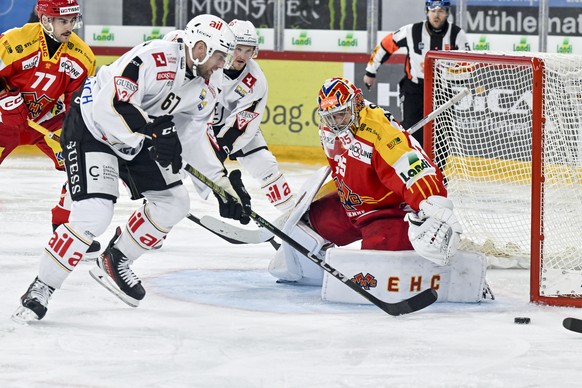 Torhueter Harri Saeteri (EHCB), rechts, kaempft um den Puck mit Jiri Sekac (HCL) im Spiel der Eishockey National League zwischen EHC Biel-Bienne, EHCB, und HC Lugano, HCL, vom Freitag, 4. Oktober 2024 ...