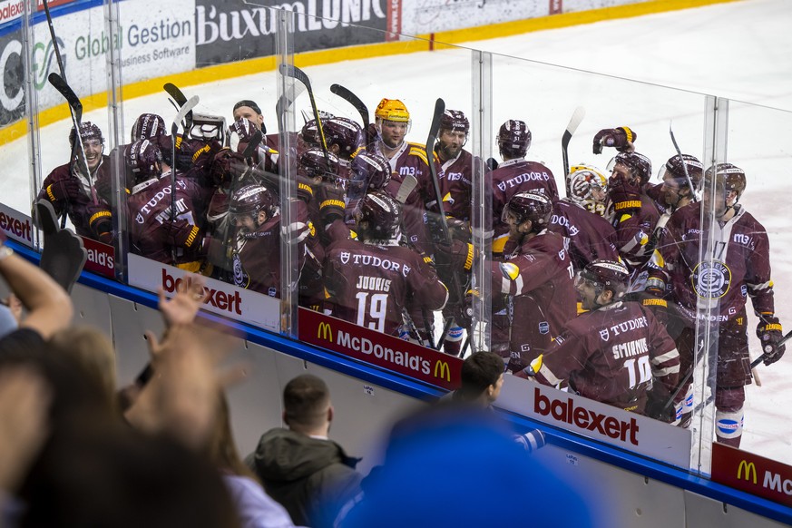 Les joueurs genevois laissent eclater leur joie, lors du match des Playoffs des Quarts de finale Acte III du championnat suisse de hockey sur glace de National League LNA, entre le Geneve Servette HC  ...