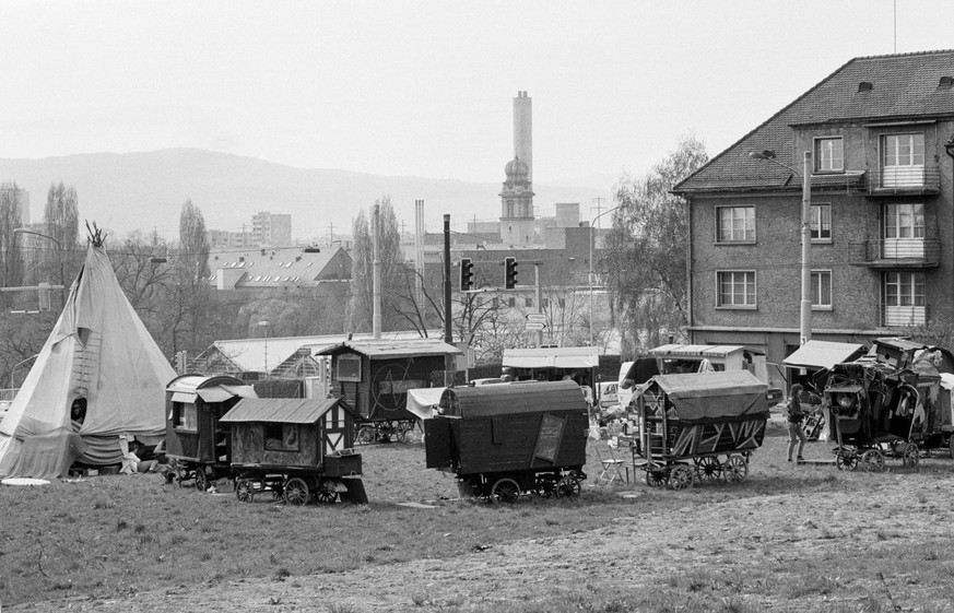 Die ehemaligen Bewohner der Huettistrasse besetzen mit fahrbaren Huetten die Kronenwiese in Zuerich, aufgenommen am 3. April 1990. (KEYSTONE/Str)