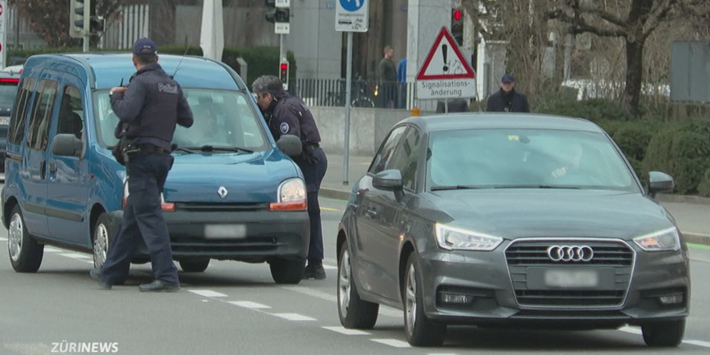 Bereits vor der offiziellen Eröffnung am Donnerstag sorgt die Velovorzugsroute an der Baslerstrasse für Ärger. Autos fahren reihenweise falsch in die Einbahnstrasse, die Beschilderung der neuen Wege s ...