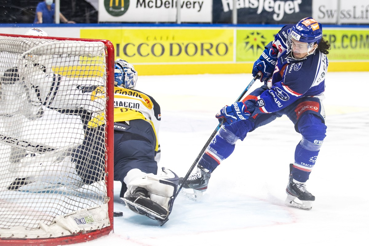 Zuerichs Roman Wick, rechts, mit dem Tor zum 3-2 im Spiel gegen Ambris Torhueter Damiano Ciaccio, links, im Eishockey Spiel der National League zwischen den ZSC Lions und dem HC Ambri Piotta, am Diens ...