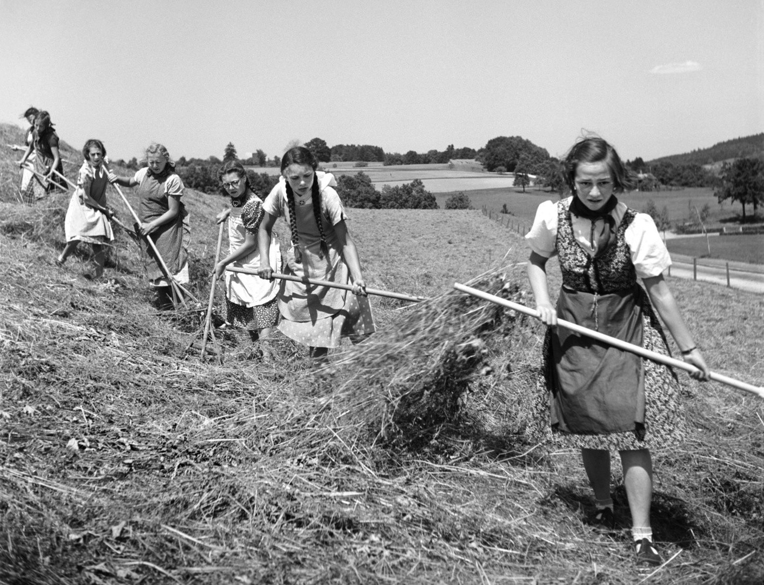 Im Rahmen des obligatorischen Landdienstes während des Zweiten Weltkriegs werden im Sommer 1940 Winterthurer Schülerinnen zur Heuernte in Kempthal eingesetzt.