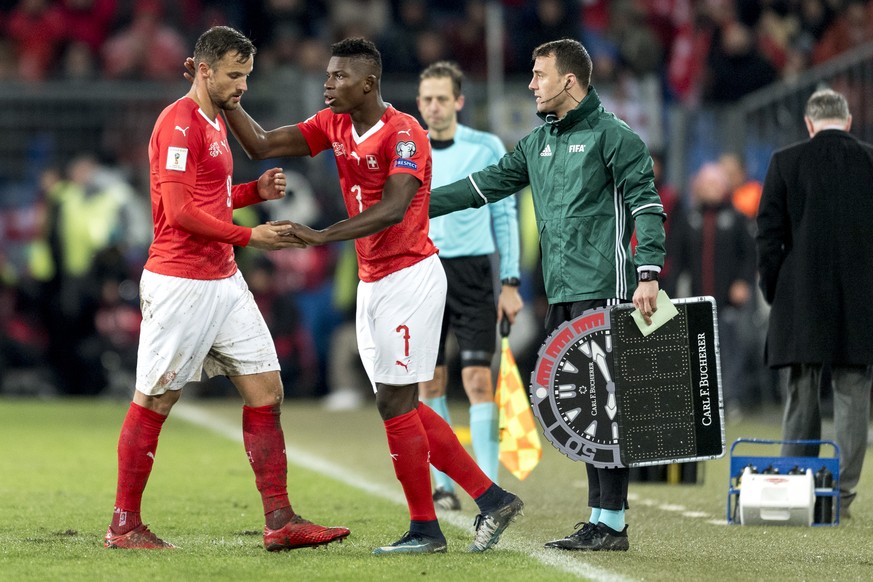 Haris Seferovic (SUI, links) und Breel Embolo (SUI, rechts) im Fussball Qualifikationsspiel zur Weltmeisterschaft 2018 zwischen der Schweiz und Nordirland, im Stadion St. Jakob-Park in Basel, am Sonnt ...