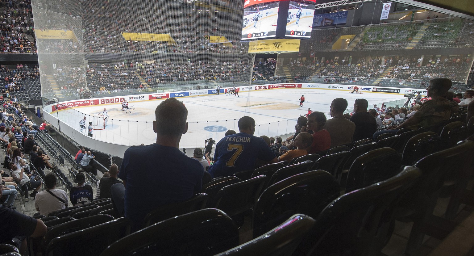 Blick ins Stadtion beim Eishockey Champions Hockey League Gruppenspiel zwischen dem SC Bern und IFK Helsinki aus Finnland am Freitag, 28. August 2015, in der Postfinance Arena in Bern. (KEYSTONE/Marce ...