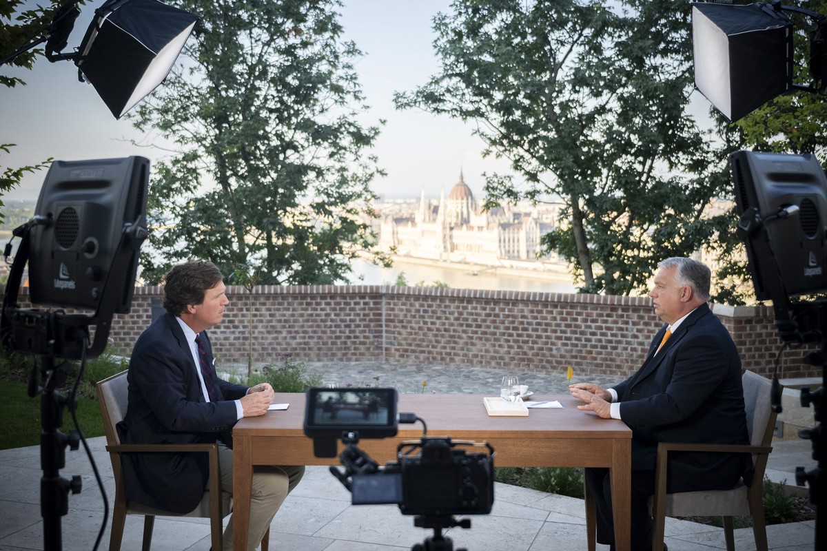 epa10828001 A handout photo made available by the Hungarian PM's Press Office, Hungarian Prime Minister Viktor Orban (R) gives an interview to U.S. political commentator and media personality Tuc ...