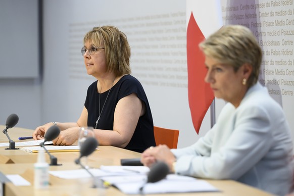 Nathalie Barthoulot, Praesidentin der Konferenz der kantonalen Sozialdirektorinnen und Sozialdirektoren, links, spricht an der Seite von Bundesraetin Karin Keller-Sutter, rechts, waehrend einer Medien ...