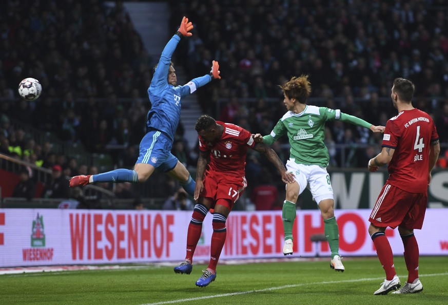 Bremen&#039;s Yuya Osako, 2nd right, scores his side&#039;s opening goal besides Bayern goalkeeper Manuel Neuer, left, Jerome Boateng, 2nd left, and Niklas Suele during the German Bundesliga soccer ma ...