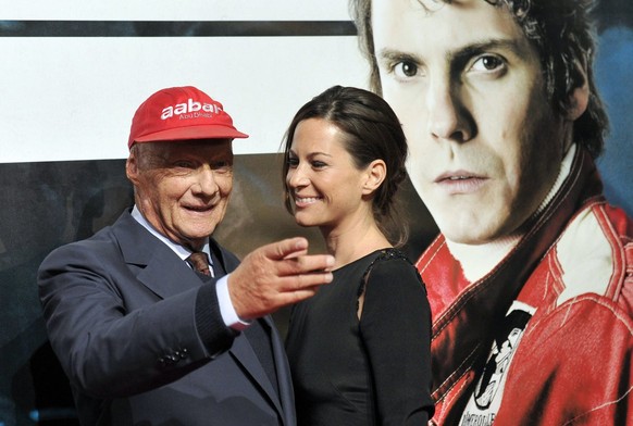epa03890173 Austrian former Formula One racing driver Niki Lauda and his wife Birgit Lauda arrive for the premiere of 'Rush' at the Gartenbau Theater in Vienna, Austria, 30 September 2013. T ...