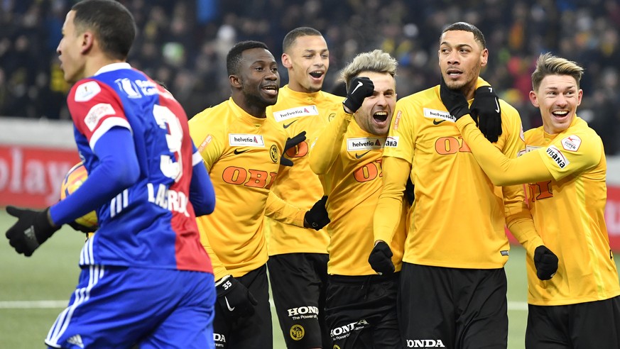 Die YB Spieler Sekou Sanogo, Djibril Sow, Miralem Sulejmani, Torschuetze Guillaume Hoarau und Christian Fassnacht, von links, jubeln nach dem 1:0, Basels Leo Lacroix, ganz links, traegt den Ball zum M ...