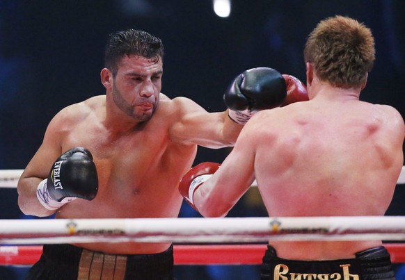 epa04232957 Russian boxer Alexander Povetkin (R) and German boxer Manuel Charr in action during their WBC heavyweight bout at Luzhniki Arena in Moscow, Russia 30 May 2014. EPA/YURI KOCHETKOV