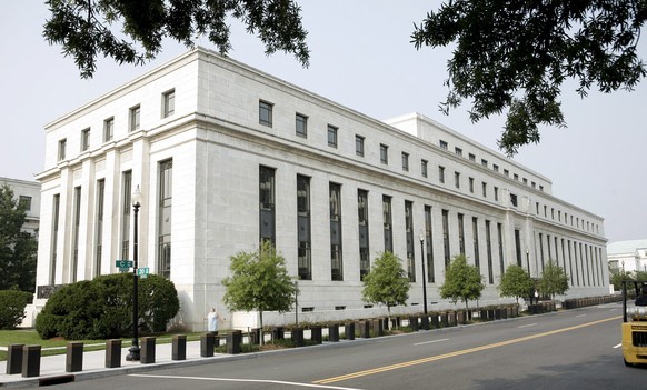 ARCHIVBILD ZUR ANHEBUNG DES LEITZINSES DURCH DIE US-NOTENBANK, AM MITTWOCH, 14. JUNI 2017 - epa01085898 The US Federal Reserve building in Washington, D.C. USA, on 07 August 2007. The August meeting o ...