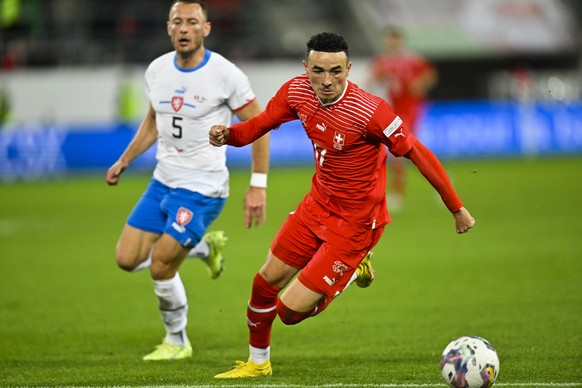 Czech Republic's Vladimir Coufal, left, and Switzerland's midfielder Ruben Vargas during the UEFA Nations League group A2 soccer match between Switzerland and Czech Republic, on Tuesday, September 27, ...