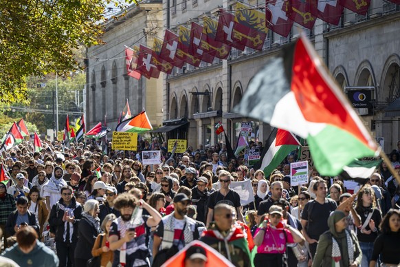 Protesters take part in a rally in support of the Palestinian in Gaza, amid the ongoing Israel-Hamas conflict, in Geneva, Switzerland, Saturday, September 27, 2025. (KEYSTONE/Martial Trezzini)