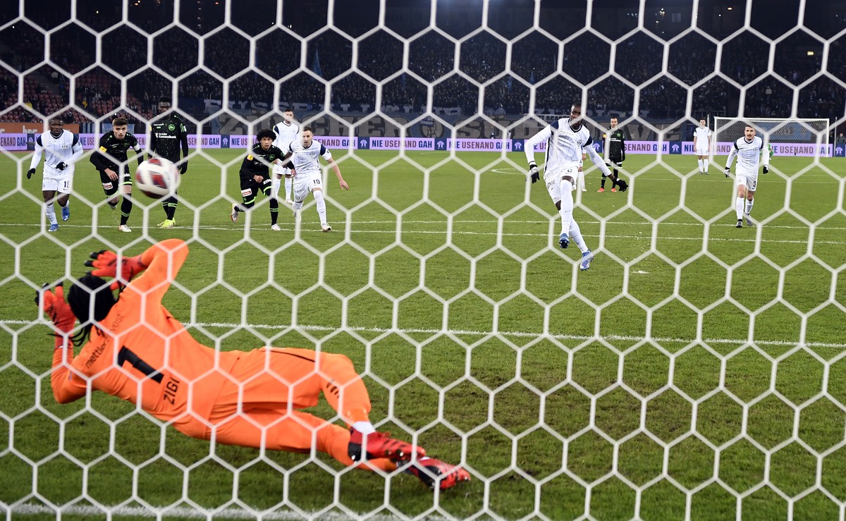 Der Zuercher Assan Ceesay bezwingt per Penalty den St. Galler Torhueter Lawrence Ati Zigi zum 1-1 beim Fussball Meisterschaftsspiel der Super League FC Zuerich gegen den FC St. Gallen in Zuerich am Sa ...
