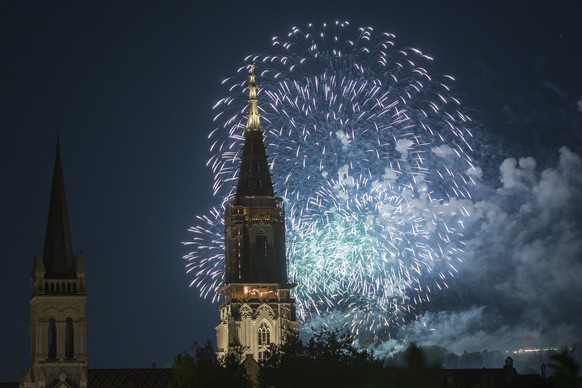 Feuerwerk ueber dem Berner Muenster, am Sonntag, 2. August 2015 in Bern. Das traditionelle 1. August-Feuerwerk wurde wegen schlechter Sicht auf den 2. August verschoben. (KEYSTONE/Peter Klaunzer)