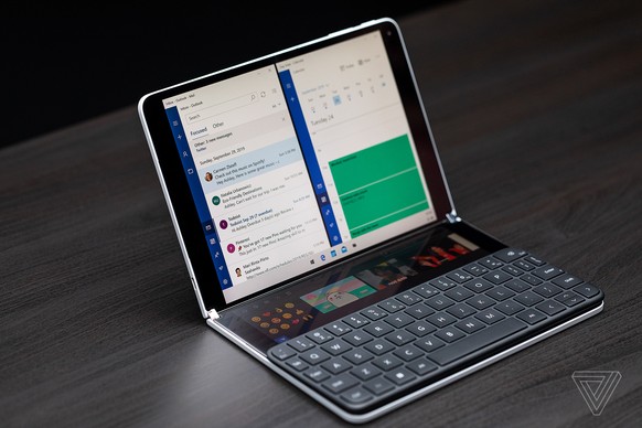 Mit einer Bluetooth-Tastatur lässt sich das Surface Neo wie ein kleiner Windows-Laptop nutzen.