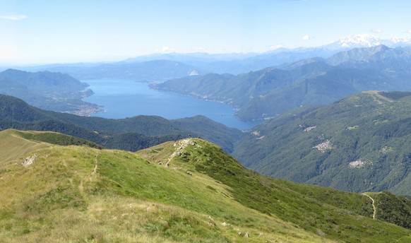 Aussicht vom Monte Gradiccioli auf halbem Weg zwischen Monte Lema und Monte Tamaro.
