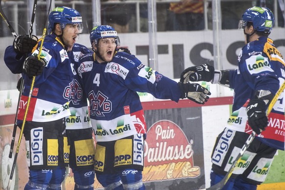 Biels Marco Pedretti, Toni Rajala, Kevin Fey und Gaetan Haas, von links, jubeln ueber das 1:1, waehrend dem Eishockey National League A Spiel zwischen dem EHC Biel und dem HC Ambri-Piotta, am Samstag, ...