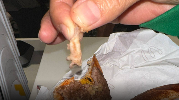 Kundin findet seltsames Ding in ihrem McDonald’s-Burger. Juli 2023.