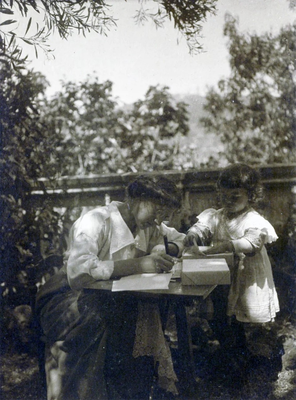 Helene von Wild occupée à sa correspondance à Barcelone, vers 1920.
https://katalog.burgerbib.ch/detail.aspx?ID=548011