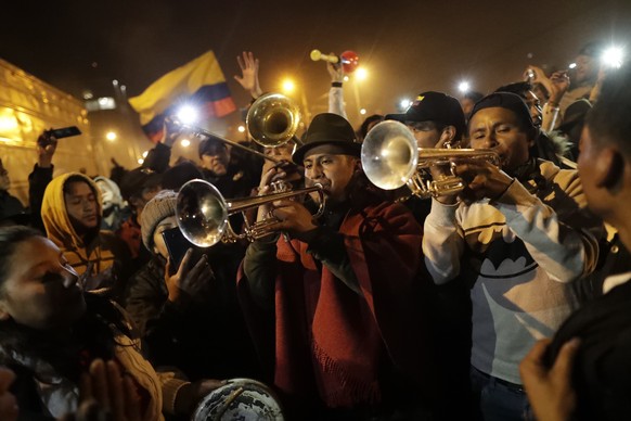 In den Strassen von Quito feiern Demonstranten, dass sie Präsident Morena gezwungen haben, die Benzinpreiserhöhungen wieder zurückzunehmen.