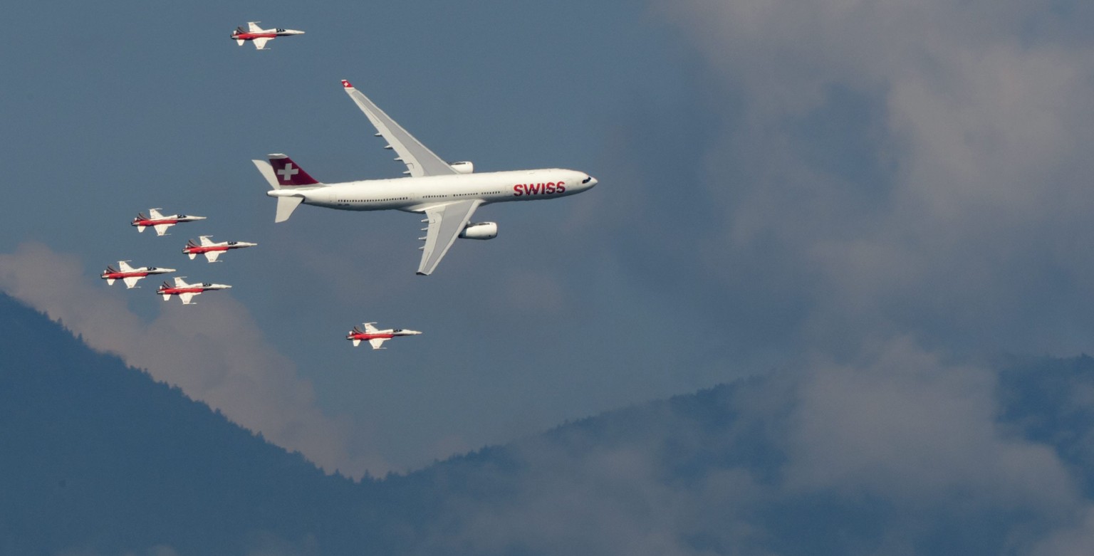 Im Tiefflug über Payerne: Eine A330 der Swiss wird von F-5E Tigers der Patrouille Suisse exkortiert.&nbsp;