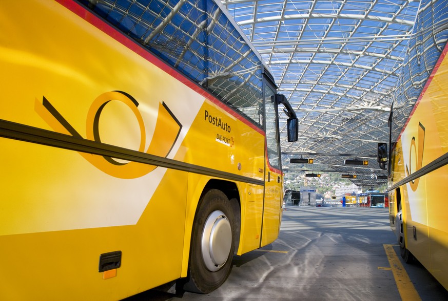 ZUM THEMA POSTAUTO AN DER FRUEHLINGSSESSION 2018 AM MITTWOCH 14. MAERZ 2018 STELLEN WIR IHNEN FOLGENDES BILDMATERIAL ZUR VERFUEGUNG - Zwei Postautos beim Busbahnhof in Chur, Kanton Graubuenden, aufgen ...