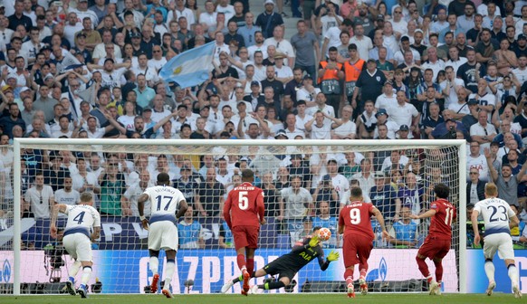 epa07618585 Mohamed Salah (2R) of Liverpool FC scores the opening goal from the penalty spot during the UEFA Champions League final between Tottenham Hotspur and Liverpool FC at the Wanda Metropolitan ...